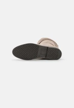 Tamaris Bottes - Taupe 12 Tamaris Bottes - Taupe -Tamaris Soldes Magasin 1d04de62d6524e3fa33864fc60714fc5