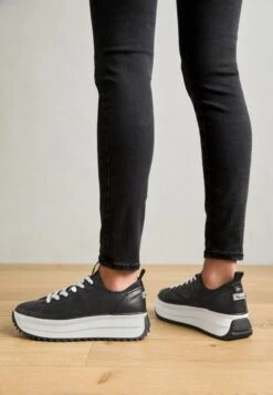 Tamaris Baskets Basses - Black Snake 25 Tamaris Baskets Basses - Black Snake -Tamaris Soldes Magasin 2286e20e8a5b4c9783f69cb58d59a66c