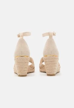 Tamaris Sandales Compensées - Camel 11 Tamaris Sandales Compensées - Camel -Tamaris Soldes Magasin 8a0a2b697f4b40489c31f6caa0436c27