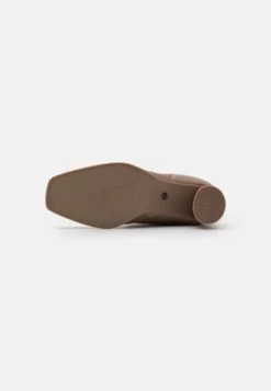 Tamaris Bottes À Talons Hauts - Taupe 12 Tamaris Bottes À Talons Hauts - Taupe -Tamaris Soldes Magasin cf149e2f41324ea9a1ac5f4b665115d8